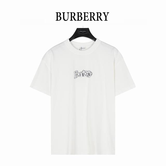 Burberry 巴宝莉 25Ss 草写字母植绒Logo短袖T恤 选用平织棉面料打造，点缀焕新演绎的复古感典藏徽标植绒印花， 于1912年首次亮相使用；宽松版型