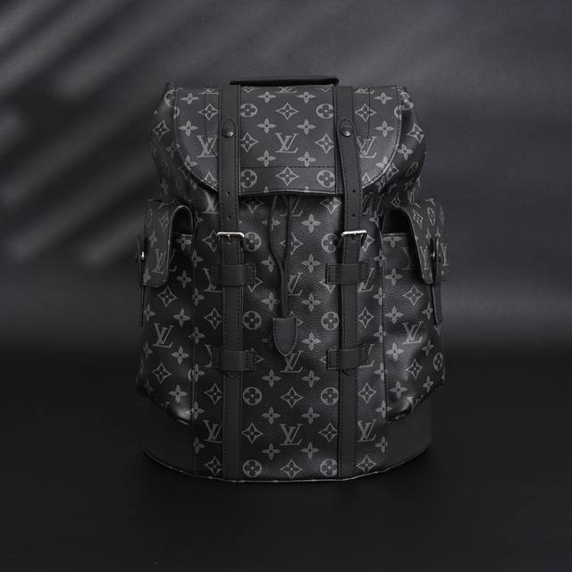 Louis Vuitton Lv Christopher 老花背包双肩包 以 Monogram 帆布演绎出了徒步旅行包的粗犷而朴实的精神。 其款式别致，工作和娱