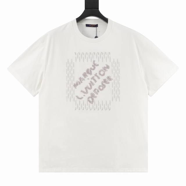 Louis Vuitton Lv 三色串珠刺绣短袖T恤 正品 0购入，采用32支紧密双纱面料，内衬采用40支双股面料，1*1拉架罗纹，刺绣绣珠，面料酵洗，定制辅