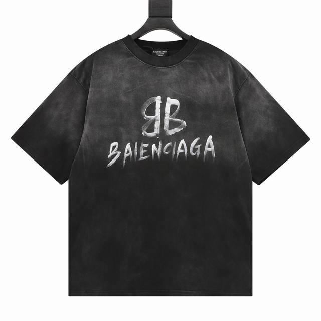 Balenciaga巴黎世家 水洗草写字母印花圆领T恤 定制高克重 针织棉面料精心制作，手感特别的扎实，质感拉满，松软细腻上身舒适，优越的吸湿排汗性能，不闷热！