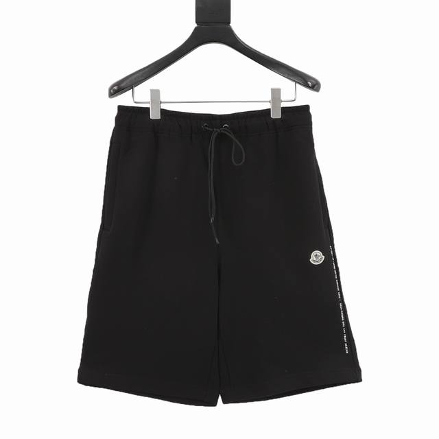 Moncler蒙口Mc X 藤原浩 联名款徽章短裤 采用100%纯棉打造，表面经过起绒处理之后形成的棉质抓绒面料，其触感柔软细腻，绒毛分布均匀。棉纤维的天然结构