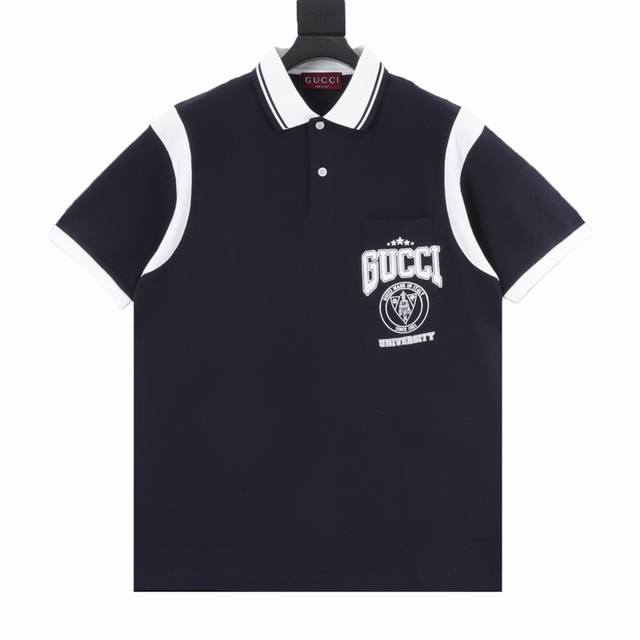 Gucci 古驰 航海系列学院风肩袖拼接短袖polo衫 原版品质，欢迎对比。前幅采用进口田岛机万针刺绣，下排小字母绣花体现进口绣花机功底。还原原版品质。纽扣定染