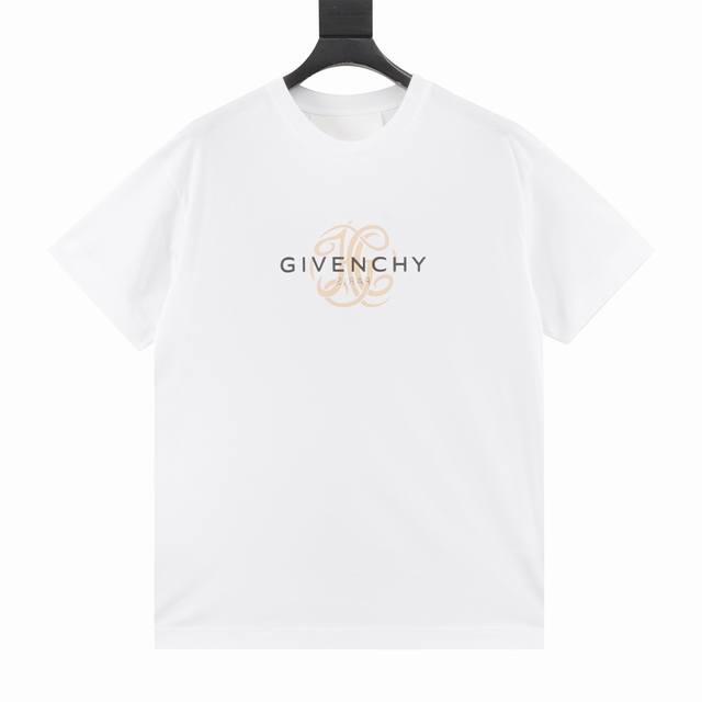 Givenchy 纪梵希 25Ss 反转字母Logo印花短袖 采用100%棉质面料，柔软透气，让你在夏日里尽享舒适。 前后饰以翻转效果Givenchy pari
