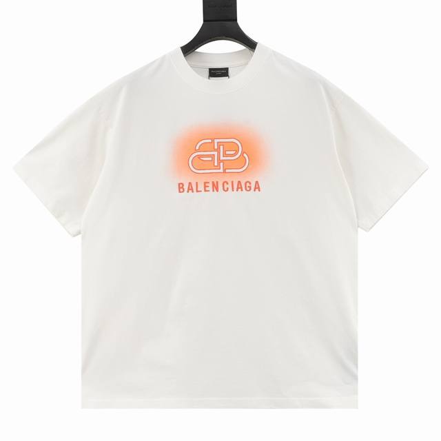 Balenciaga 巴黎世家 25Ss 锁扣字母刺绣及喷墨破洞短袖T恤 复古味十足 整体设计简洁时尚 十分大气干净 采用280G纯棉面料打造 上身柔软舒适 细