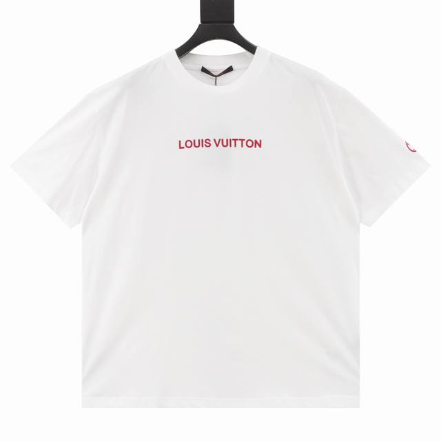 Louis Vuitton Lv 植绒字母短袖T恤 采用200G纯棉布料，通过静电植绒技术，将超细纤维紧密植入面料，打造出立体绒感表面。 品牌Logo重工，胸前