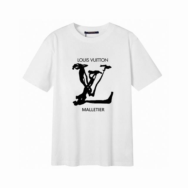 Lv新款字母短袖T恤,简单的设计看起来特别大方！版型剪裁特别有讲究！上身很洋气显瘦内搭外穿都看高密针织圆领设计，平整简约！亲肤透爽！T恤面料的柔软性舒适性无可挑
