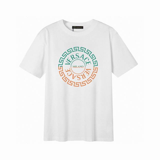 Versace 范思哲字母短袖T恤,简单的设计看起来特别大方！版型剪裁特别有讲究！上身很洋气显瘦内搭外穿都看高密针织圆领设计，平整简约！亲肤透爽！T恤面料的柔软