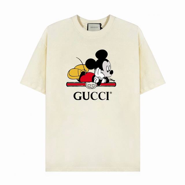 Gucci新款麻花短袖T恤,设计看起来满满的高街范儿！版型剪裁特别有讲究！上身很洋气显瘦内搭外穿都看高密针织圆领设计，平整简约！亲肤透爽！T恤面料的柔软性舒适性