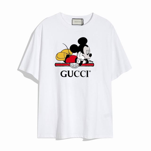 Gucci米老鼠印花短袖T恤,设计看起来满满的高街范儿！版型剪裁特别有讲究！上身很洋气显瘦内搭外穿都看高密针织圆领设计，平整简约！亲肤透爽！T恤面料的柔软性舒适