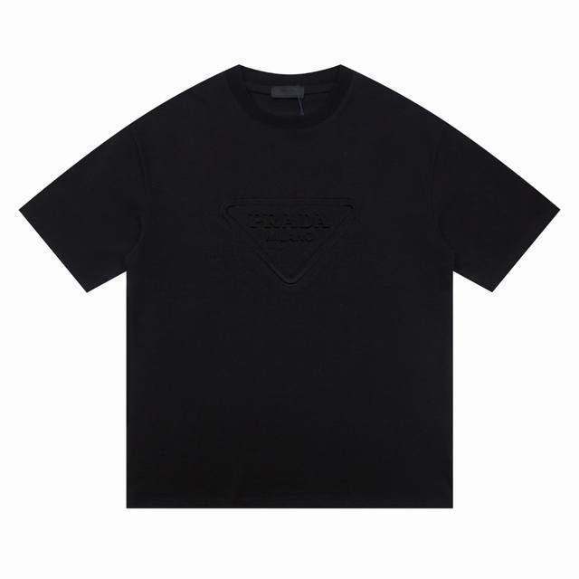 上新 高版本 prada~普拉达 24Ss新款经典凹凸压花工艺圆领短袖 潮男潮女时尚，无论是上身舒适度还是都是无可比拟的存在，可以说是夏日必备 独家270G定织