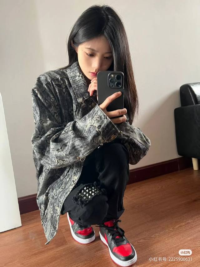 新款上新 Louis Vuitton 路易威登 复古暗纹老花拉链纽扣束腰牛仔外套 Lv重工水洗做旧满印拼接牛仔夹克 牛仔界的顶级天花板 重磅来袭，最为值得关注的