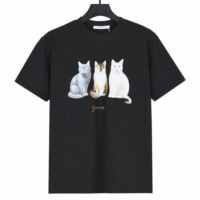 Givenchy纪梵希卡通猫咪印花短袖T恤 面料采用260克重精梳棉，定制32支1*1螺纹，成衣两遍水洗处理，面料舒适亲肤无异感，定制定染面料，纺织密度高，垂感