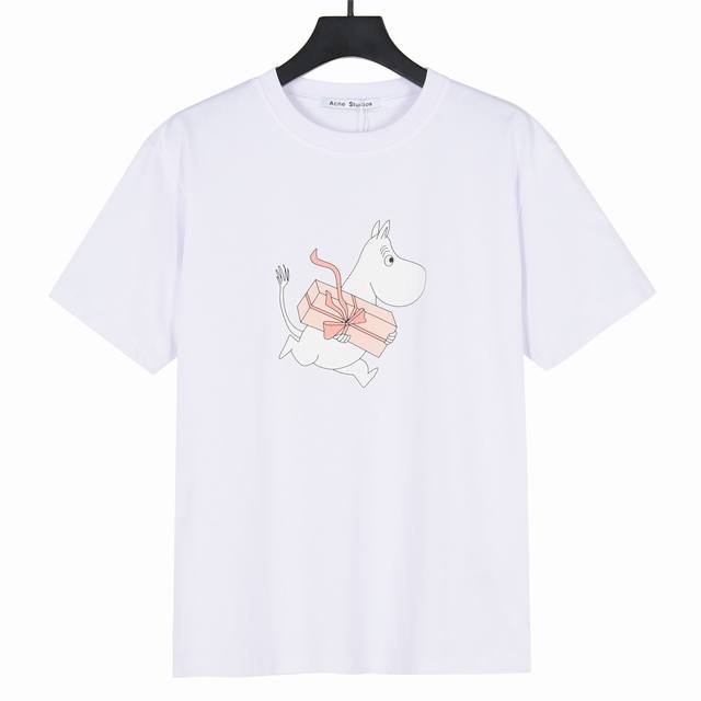 Acne Studios X Moomin25Ss限定T恤短袖 面料采用300克双纱精梳棉，定制32支1*1螺纹，成衣两遍水洗处理，面料舒适亲肤无异感，定制定染