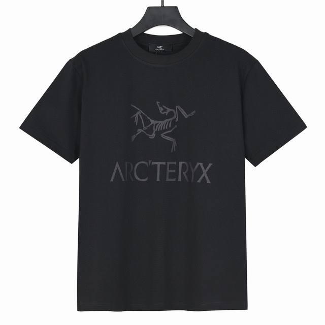 Arcteryx始祖鸟胸前经典Logo印花短袖T恤 采用60支双股，洗水后280克双纱精梳纯棉面料。上身透气，绝不起球，手感柔软舒适，全衣平车走线立体剪裁。胸前