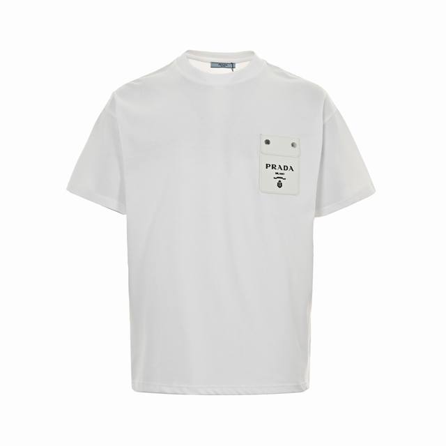 prada 普拉达 24Ss 皮牌假口袋短袖 胸前口袋设计彰显品牌格调超级洋气简约不简单 Logo超级显眼标志性超正 宽松版型一点都不挑人无数大卡男女都可完美驾