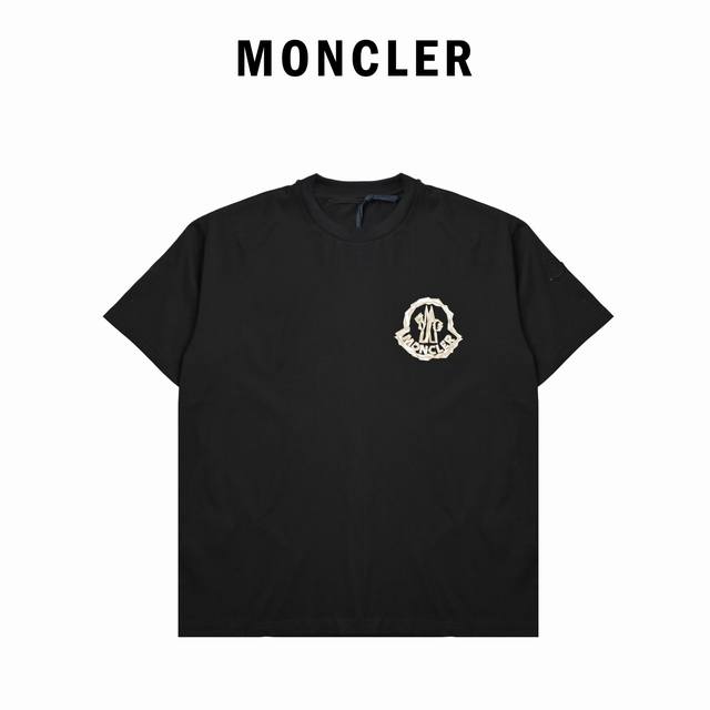 Moncler 蒙口 25Ss胸口徽标印花T恤 简单清爽的款式～有两个色黑色、白色 采用新疆长绒棉32支双股面料 克双纱巧妙的融合了蒙口标志性品牌元素低调精致
