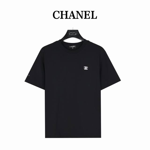 Chanel 香奈儿 双C银色金属软线刺绣短袖T恤 简约而不简单的情侣款，高级香 明明很简单的设计，看上去就是一眼的高级！ 客供高克重进口针织棉布料子 非常扎实