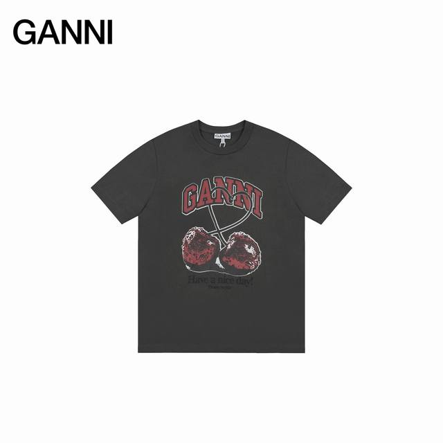 Ganni25Ss 樱桃卡通印花短袖 如果你还不认识来自哥本哈根的Ganni 那真的要告诉你 这个牌子穿过的明星实在是太多了 韩潮顶流加持和她独具特色的笑脸 成