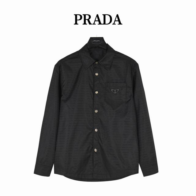 prada 普拉达 满印轻薄衬衫 贸易渠道稀出，海外精品限量销售。户外风衣产品的典范，全身暗纹的商标彰显品牌辨识度。这款夹克兼备温暖且轻盈的特质。 最新款专柜同