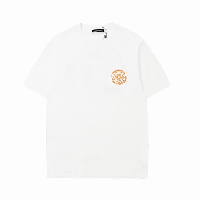 高版本Chrome Hearts 克罗心梵文十字印花短袖！胸口口袋，面料使用 克全棉双纱面料，纹路清晰可见，质感柔软细腻光滑，垂感十足！有一定厚度 非低廉材质上