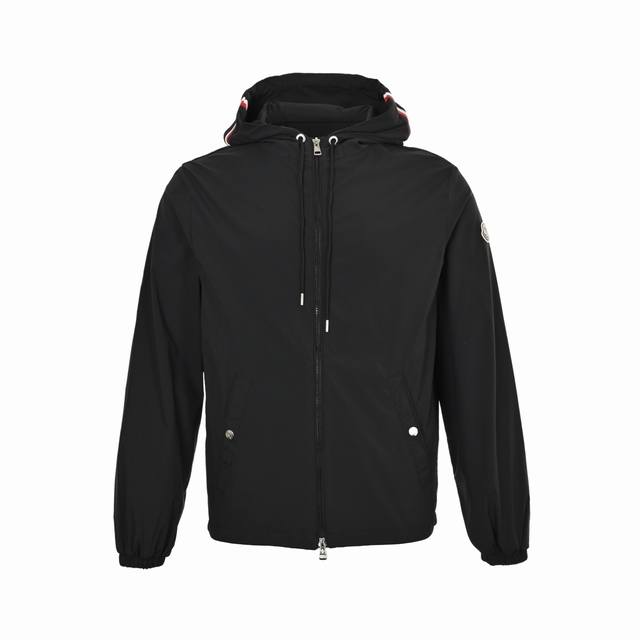Moncler 蒙口 口袋轻薄防晒衣外套 采用轻盈尼龙面料制成，专为户外探险者设计，适合在温暖的天气穿着。连帽款式于胸前设有一个贴袋，灵感源自品牌的标志性设计。