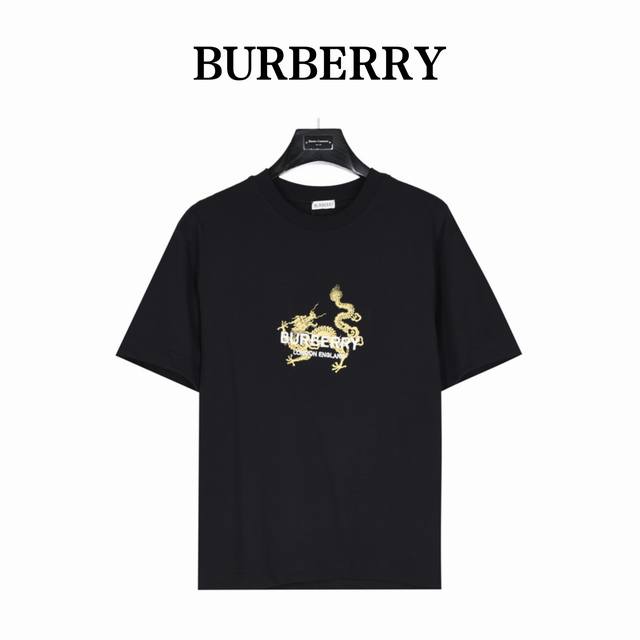 Burberry 巴宝莉 龙年限定 龙图案烫金及Logo刺绣短袖T恤 为庆祝龙年新春的到来，品牌呈现一系列色彩靓丽的甄选成衣和配饰， 并饰有各种充满怀旧意味的龙