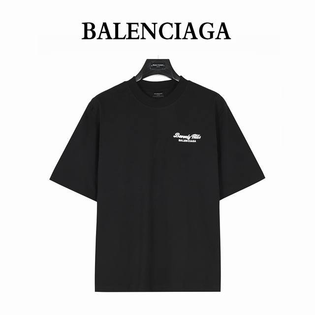 Balenciaga 巴黎世家 25Ss 胸口小标Logo刺绣短袖T恤 复古味十足 整体设计简洁时尚 十分大气干净 采用280G纯棉面料打造 上身柔软舒适 细节