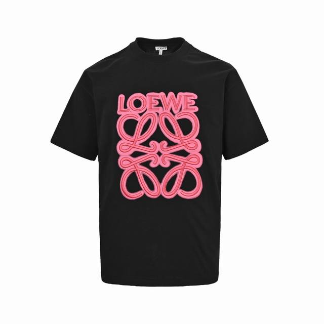Loewe 罗意威 荧光粉刺绣Logo短袖 Logo精致升级，灵感源自八十年代复古，采用定制面料。添加杜邦公司Sorona 索罗娜 材料，亲肤性好、改善缩水，同