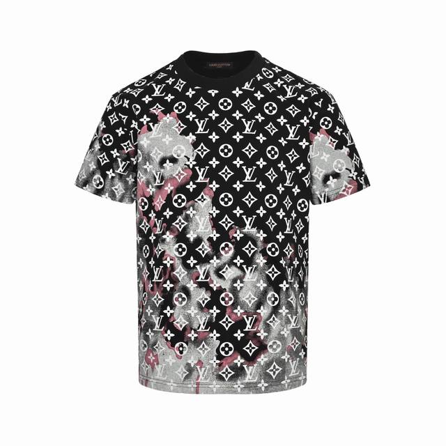 Louis Vuitton 路易威登 25Ss 火烧云老花满印短袖 采用32支280G纯棉面料，上身舒适透气，16针高密度缝线加固领口与袖笼，经得起反复穿着，拒