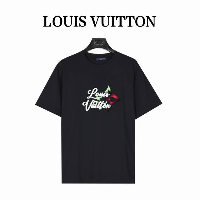 Louis Vuitton 路易威登 彩色渐变Logo牙刷绣短袖T恤 衣柜必不可少的一件单品。整体效果堪称极致， 胸前立体彩色Logo牙刷绣花工艺， 牙刷绣花是
