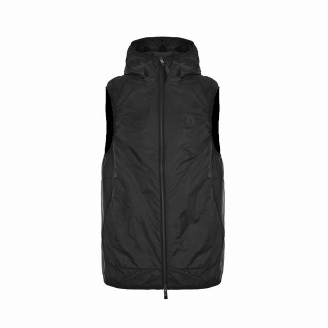 Moncler 蒙口 反光印花连帽马甲 采用20D超轻尼龙面料制成，经防污防水抗撕裂复合工艺处理，表面呈现独特的丝绸光泽触感，搭配尼龙衬里，形成0.7Kg超轻量