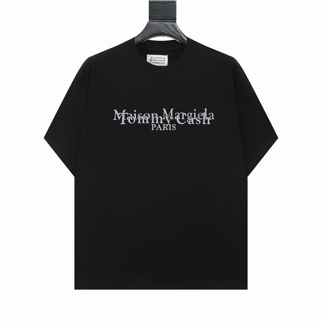 高版本Maisonmargiela 马吉拉 X Tommy Cash联名款数字印花短袖，男女同款。 满满的高级感 性价比超高 手感超级柔软、细腻、柔软和不起球且