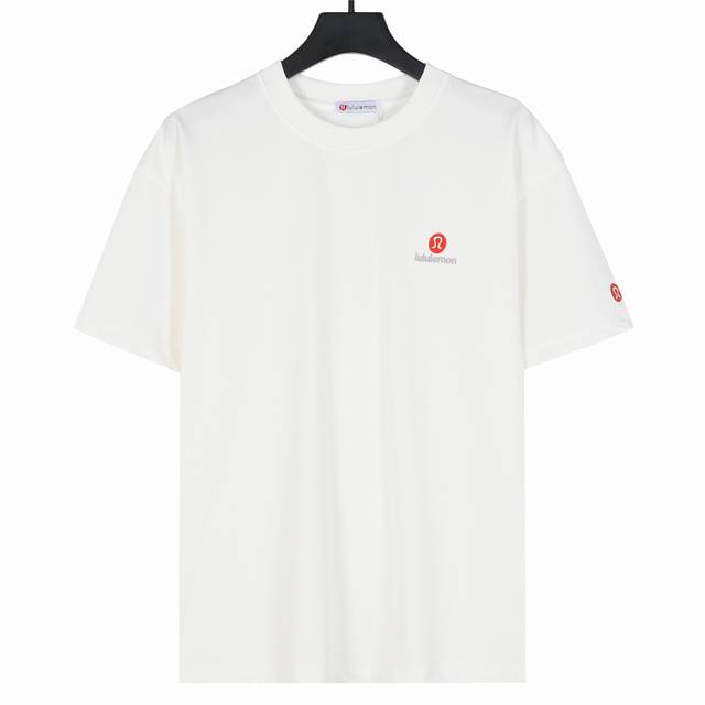 Lulu Lemon 露露乐檬 25Ss 字母标识刺绣短袖 露露今年太好看 难以形容对它的喜爱 既有高级感又兼顾舒适度 按头安利～ 立体刺绣Logo很高级 一点