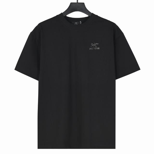 Ayc'teryx 始祖鸟 25Ss 银质反光小标Logo短袖T恤 这款T恤精选高端32S双纱280克面料，质感厚重，穿着舒适。定制拉架罗纹，细节之处尽显匠心。