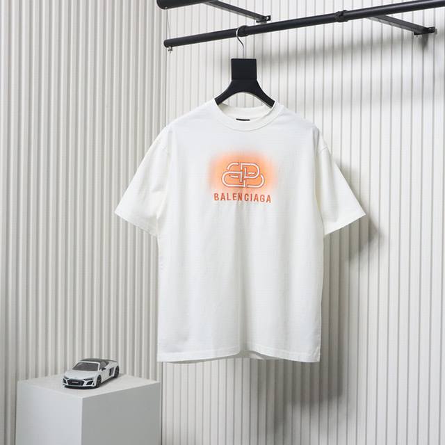 Balenciaga 巴黎世家 25Ss 锁扣字母刺绣喷墨短袖复古味十足 整体设计简洁时尚 十分大气干净 采用280G纯棉面料打造 上身柔软舒适 细节恰到好处