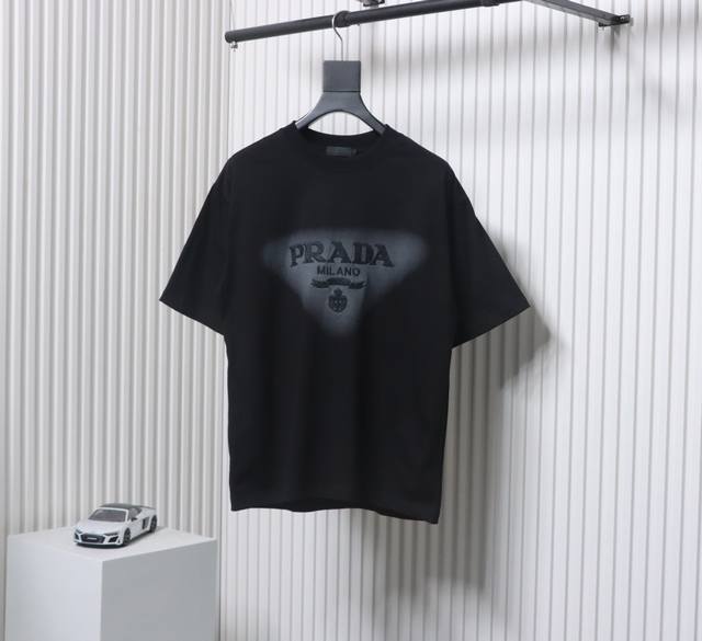 prada 25Sslogo提花圆领短袖 Os版型真的很迷人 普家也真的是绝绝子每一季新品版型都做到极致实穿度很高，随意搭都Nice 100%棉采用32支双纱