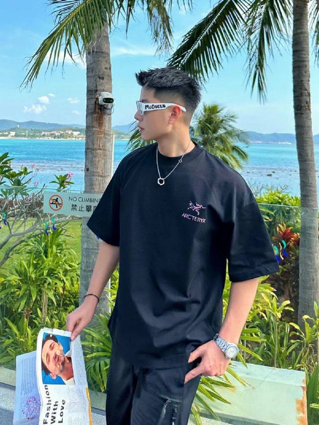 上新！始祖鸟夏季新款短袖T恤,简约大气的设计感！版型剪裁特别有讲究！上身很洋气显瘦内搭外穿都看 高密针织圆领设计，平整简约！亲肤透爽！T恤面料的柔软性舒适性无可