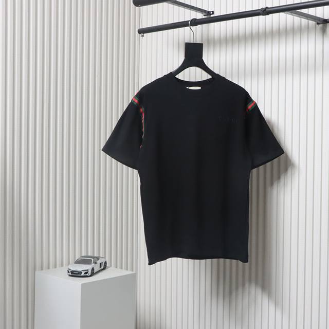 Gucci 古驰 24Ss 红绿织带刺绣小标短袖定制原版织带 区别实拍细节可见 无敌百搭 可以穿很久的经典款 面料采用280克重精梳棉，定制32支1*1螺纹，成