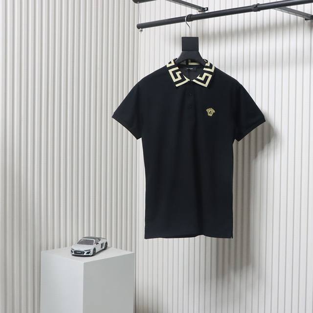 Versace 范思哲 刺绣徽标polo短袖选用棉质珠地网眼布打造，定制材质260G长绒棉。衣领为双系统提花定织扁机制成，有弹性，不变形。衣服全部原生布捆边。前