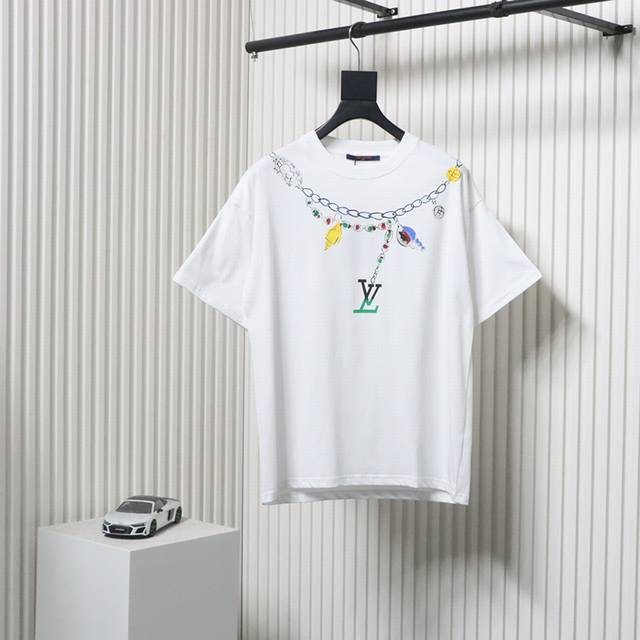 Louis Vuitton 路易威登 25Ss 创意项链字母Logo印花短袖T恤 面料采用高克重260G重精梳棉，定制1:1螺纹，面料舒适亲肤无异感，制定染面料