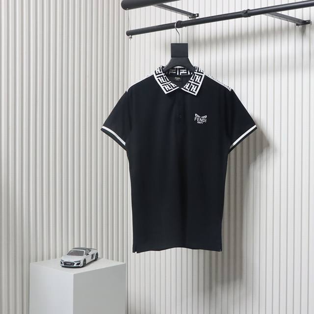 Fendi 芬迪 双F领口胸前刺绣字母短袖polo衫 采用100%棉双面珠地面料，拆解纱线分析，订织蜂窝四角网眼胚布，衣领为双系统提花定织扁机制成，有弹性，不变