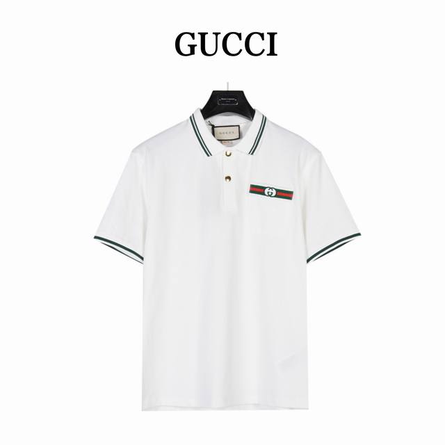 Gucci 古驰 绿色织带口袋学院短袖polo衫 陈立农同款 超多网红上身 男女同款 官网同步在售 这款白色棉布polo衫在衣领和袖口处设计有绿色条纹，彰显了品