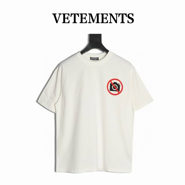 Vetements 维特萌 发泡印花短袖 面料26S精棉双股300克，罗纹拉架十字螺纹，采用细支数纱线织造，使得面料质地轻薄，透气性好，穿着舒适，经过精梳处理,