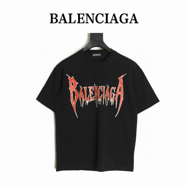 Balenciaga 巴黎世家 25Ss 哥特字母短袖T恤 面料采用定制240G 26支特滑双股精棉平纹高密无尘全棉布料。前幅高密度加厚，走线平整，代工品质，全