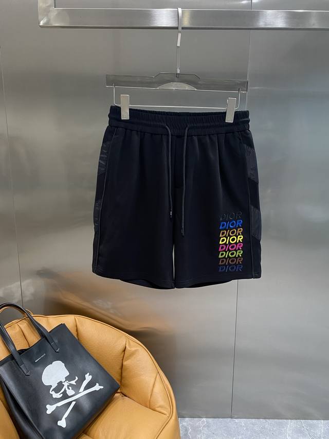 迪家 Dior短裤 黑色短裤经典又百搭，侧边那一排彩色的“Dior”字样，简直太吸睛了，时尚感直接爆棚 松紧腰设计，穿着舒适自在，抽绳调节也很方便。面料柔软亲肤