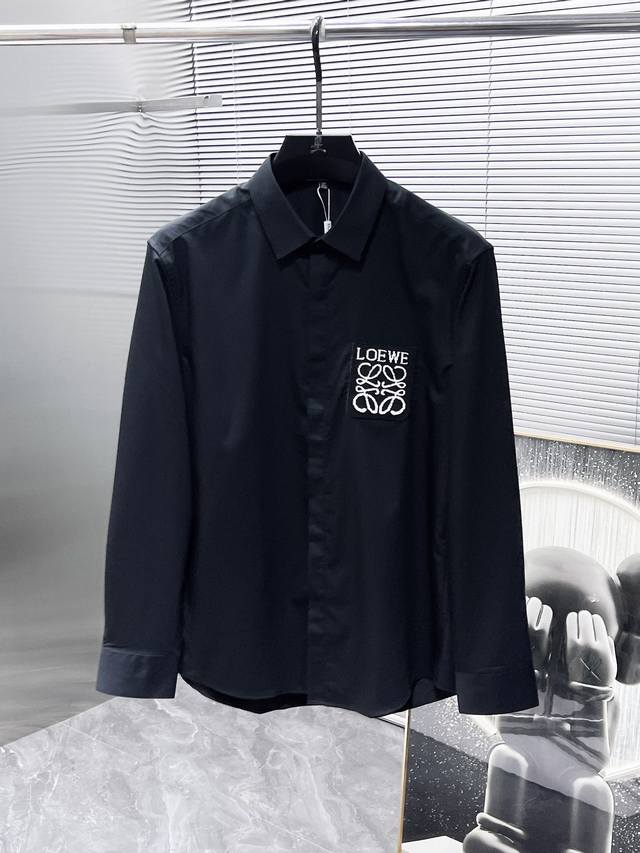 罗意威 Loewe 2025Ss新款长袖 衬衫 衬衣，高端版本！专柜定制面料 透气舒适度高，细节无可挑剔，品牌元素设计理念，体现高品质。手感细腻柔软！呈现休闲裁