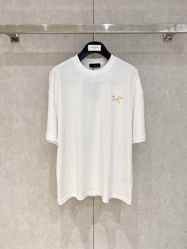 Arc*始祖鸟 2025Fw春夏新品圆领T恤， 立体感Logo微廓形半袖，活性纯棉打底T恤，棉，手感面糯有骨感，柔而有韧性。工艺处理，韧性和抗皱性能得到大幅度提