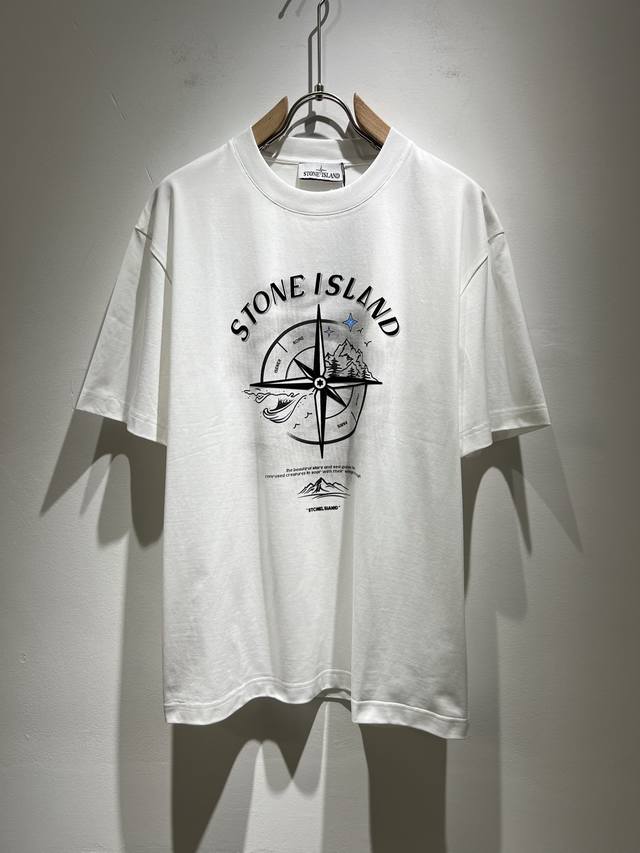 Stoneisland 石头岛 2025春夏新款男女同款短袖T恤，主创时尚注入了全新时尚能量。通过探索各种题材和性感魅力，极具辨识度，引领全新街头时尚潮流。该款