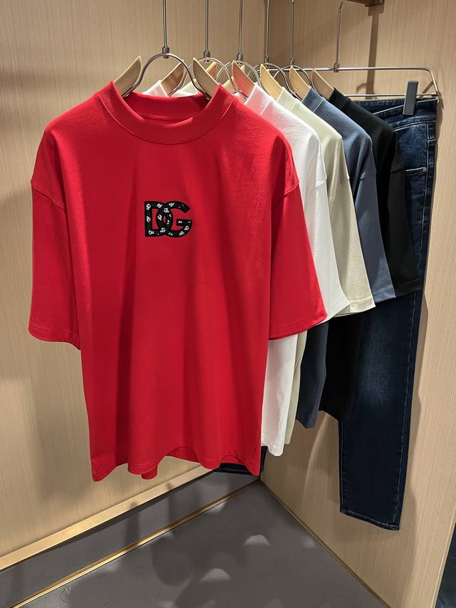Dolce&Gabba*A 杜嘉*纳2025春夏新款男女同款短袖T恤，专柜同步发售！定制专属纯棉面料，胸前字母Logo图案压胶工艺设计！简约大方，从容百搭，档次