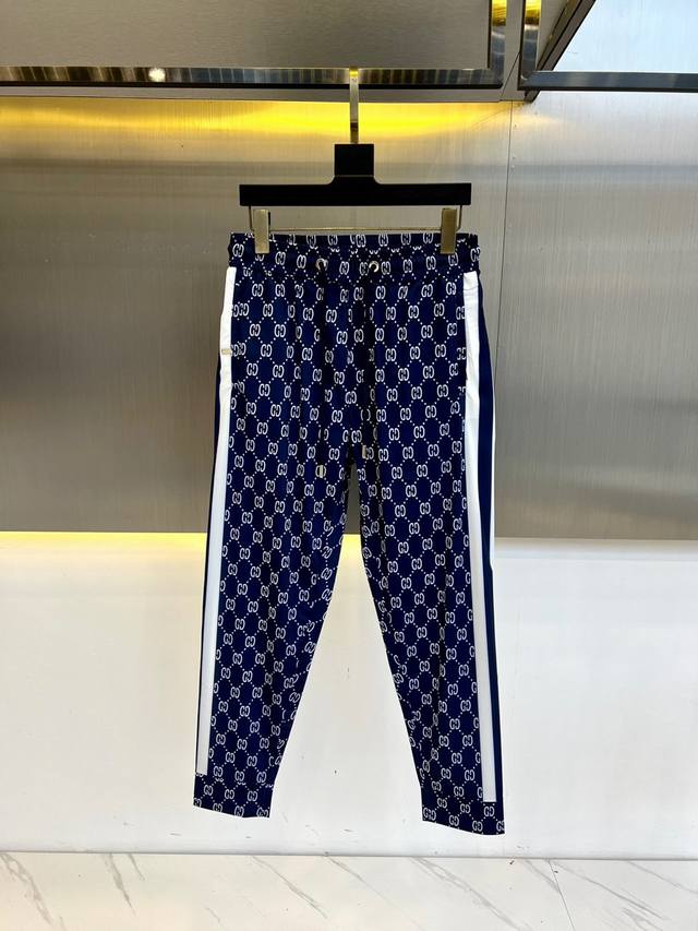 Gucc古驰、2025提花棉质运动长裤卫裤。男士四季通勤的基础款式，颜色友好百搭，上身时髦有型！面料表面清晰可见的立体条绒肌理，饱满而富有光泽的绒毛质感，足以凸
